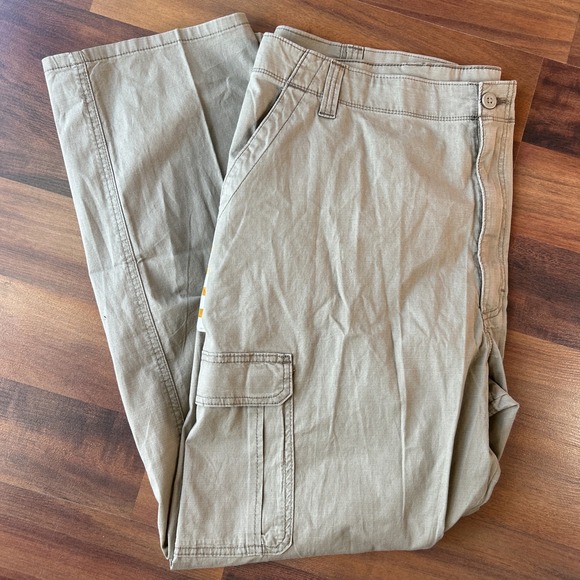 Men's Wrangler Relaxed Fit Cargo Pants 42x32 NWT - Picture 1 of 5